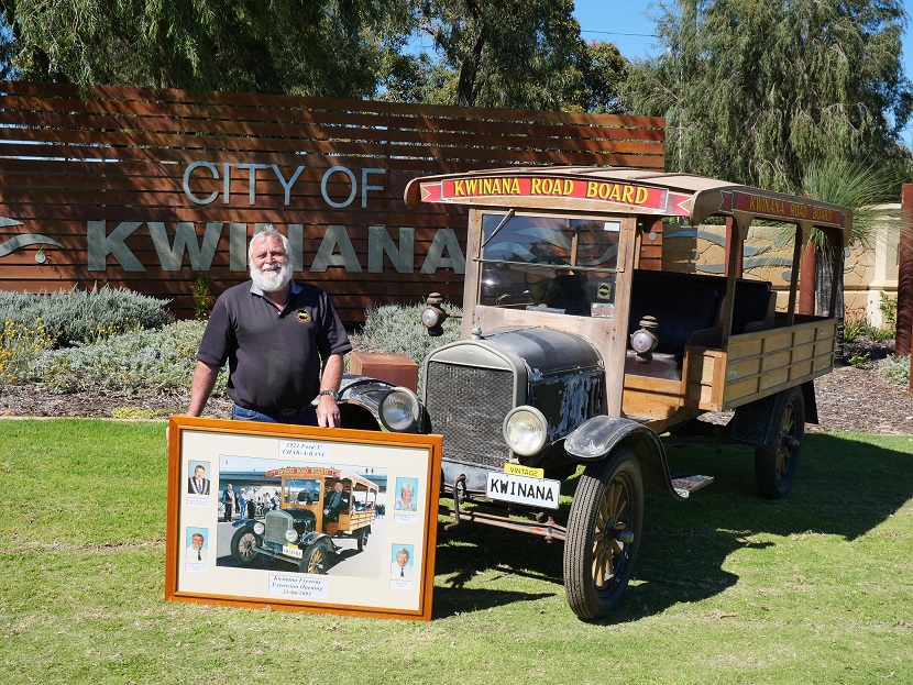 Vintage vehicle marks Kwinana Freeway extensions