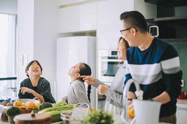 A family makes a healthy meal.